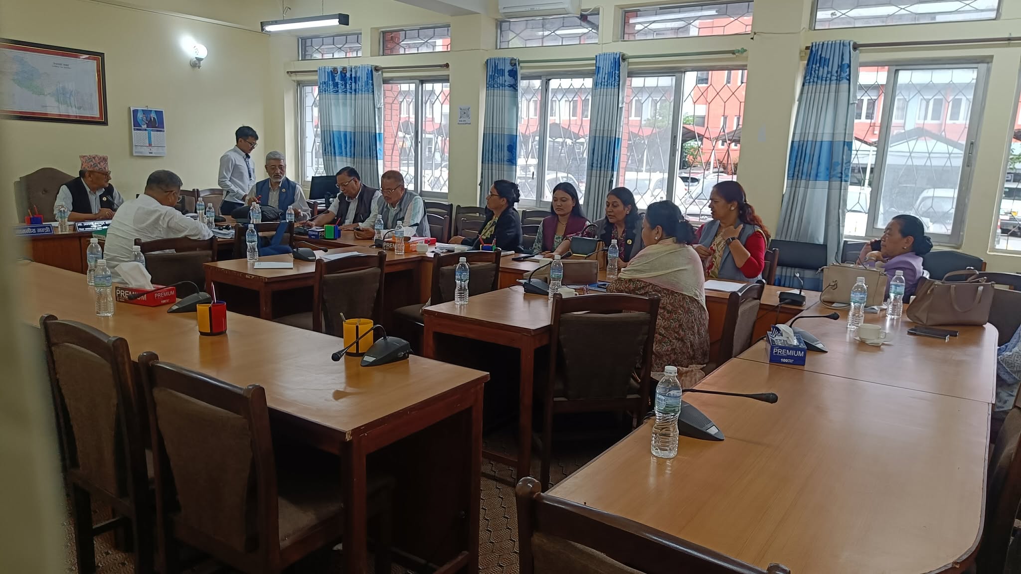 बिहान ८ बजेदेखि सांसदहरू प्रतीक्षामा, समिति बैठक अझै सुरु भएन