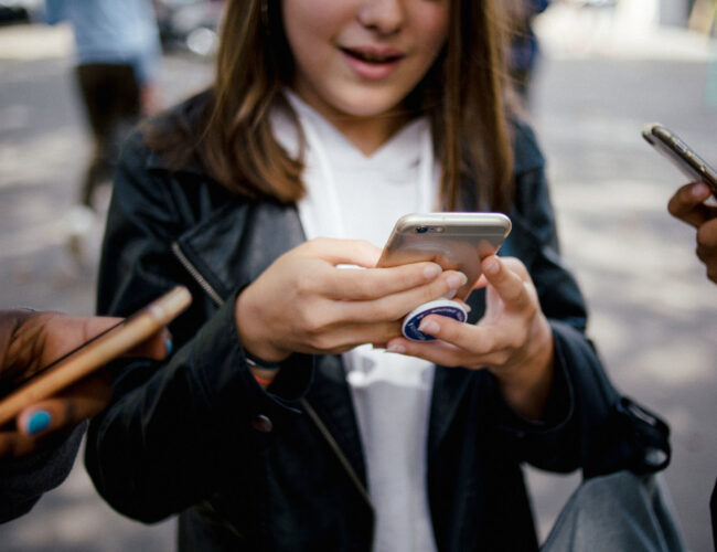 अत्यधिक मोबाइल प्रयोगको बेफाइदा : स्वास्थ्य विज्ञहरूको चेतावनी