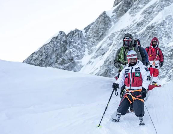सगरमाथाको चुचुरोमा पुगे दुवै खुट्टा नभएको हरि