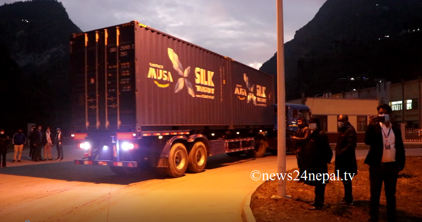 तातोपानी नाकामा व्यवसायीका दुःख, दुर्घटनाको जोखिम मोलेरै सामान ढुवानी