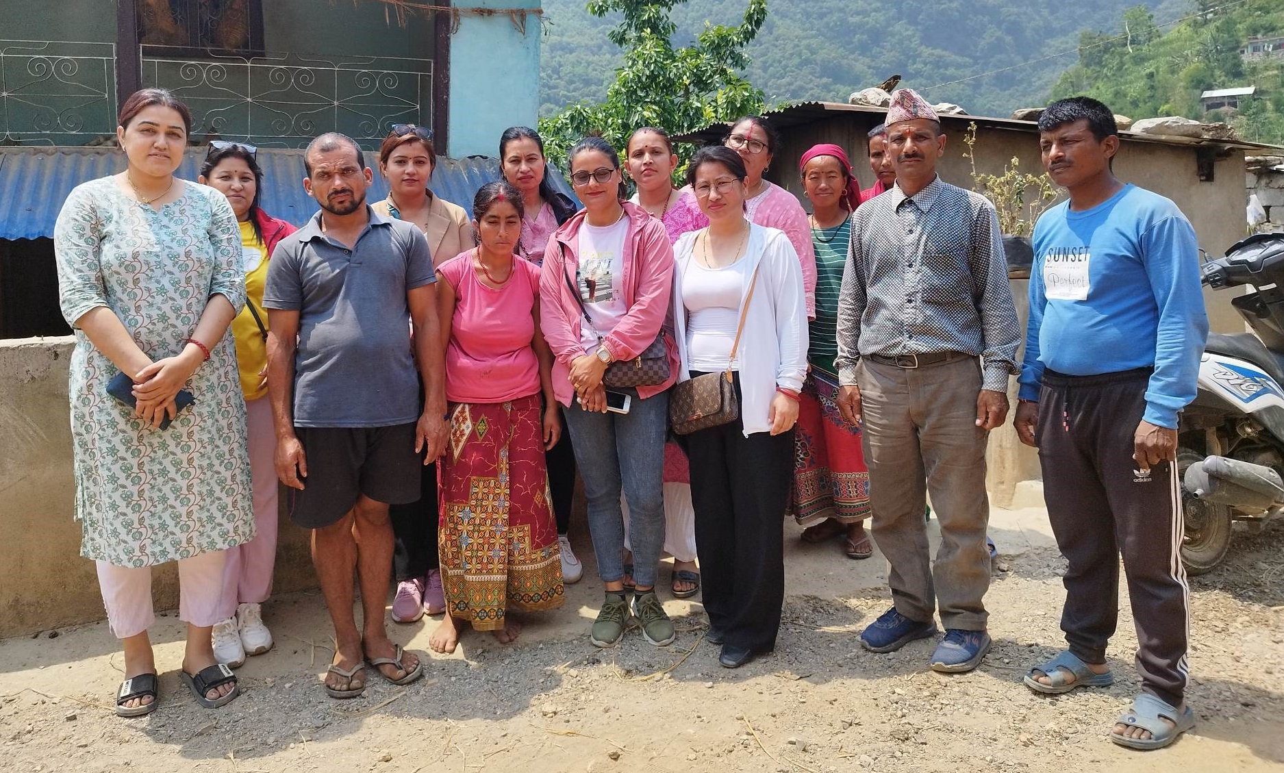 क्यान्सर पिडित बालिकालाई बुहारी संघको सहयोग