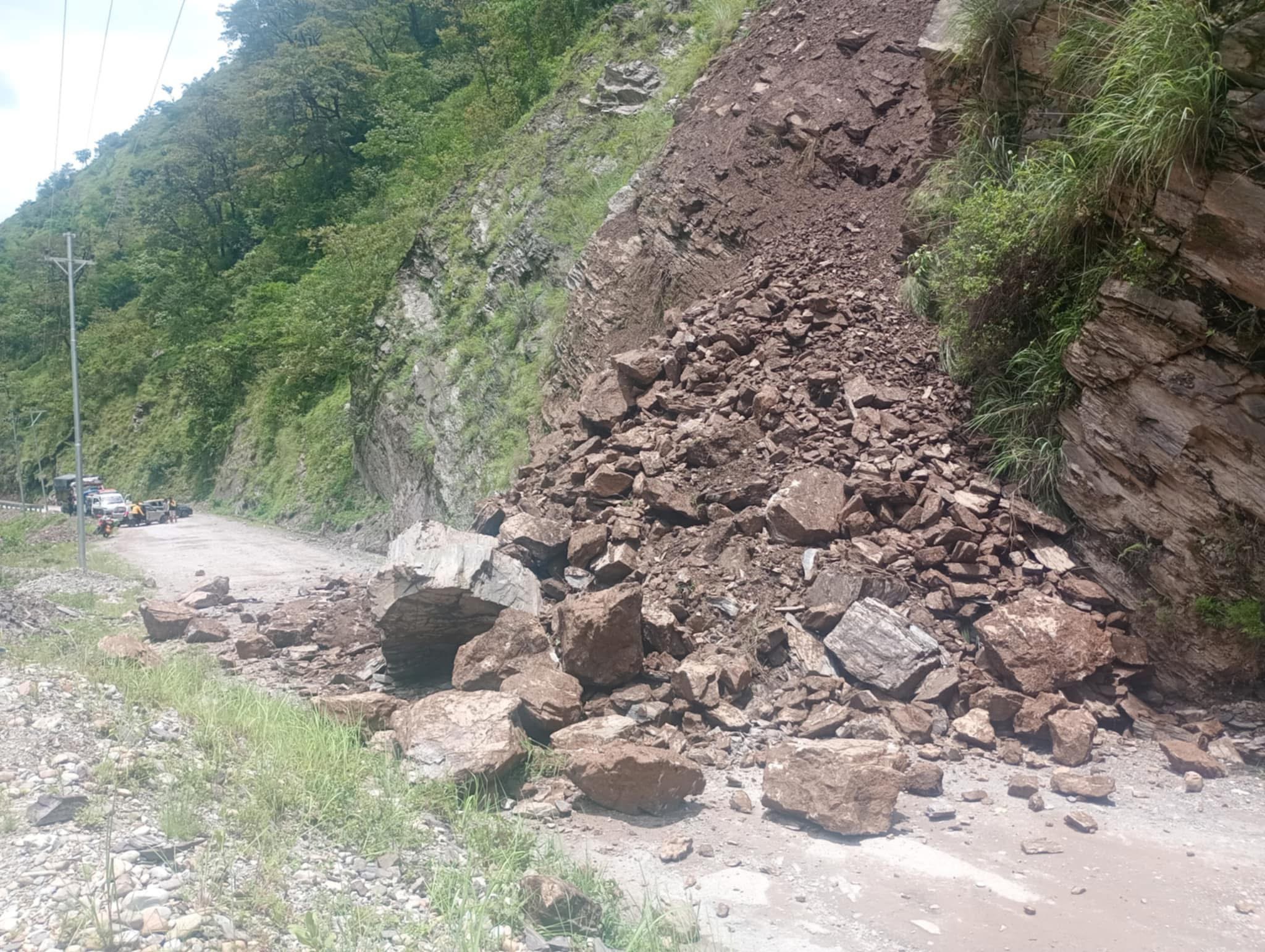 खप्तरिबाङ नजिकै पहिरो खस्दा मध्यपहाडी लोकमार्ग अबरुद्ध