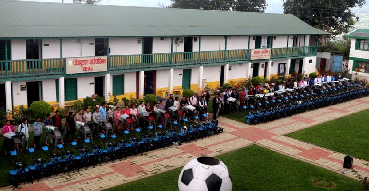 किसानलाई कृषि औजार वितरण